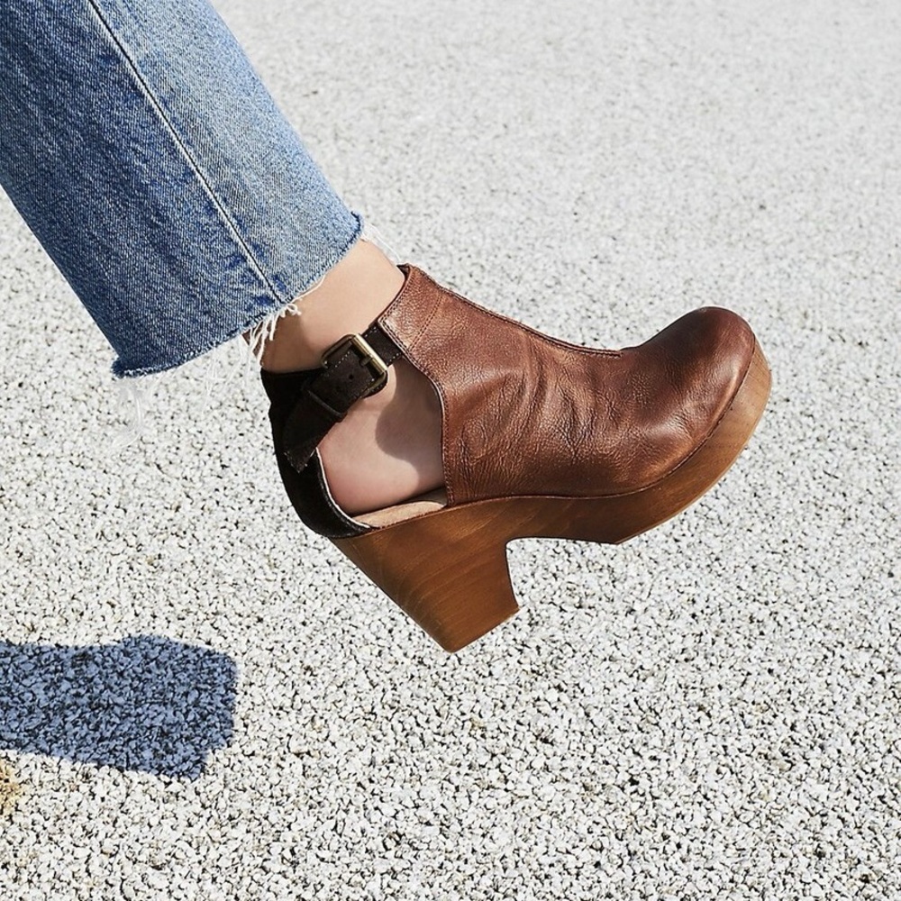 Free People Amber Orchard Clog in chocolate size 7.5 - Picture 2 of 6